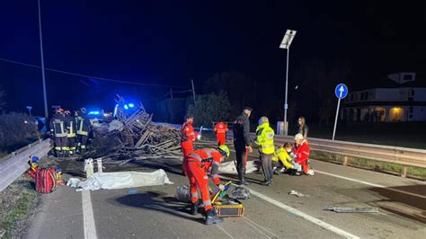 incidente montecchio emilia oggi|Il camion perde il carico e uccide 2 persone: arrestato lautista in。